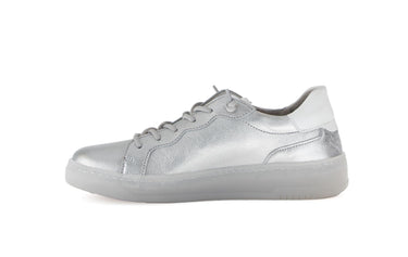Baskets argentées en cuir
