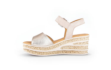 Sandales roses métallisées en cuir velours