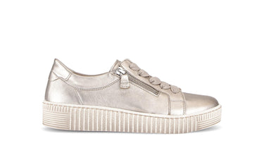 Baskets dorées en cuir